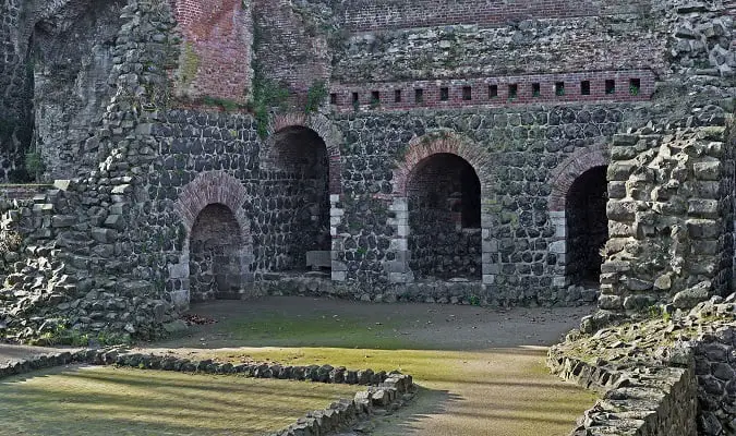 Ruínas de Kaiserpfalz no Distrito de Kaiserswerth