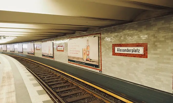 O comprimento combinado dos sistemas de metrô de Berlim (S Bahn e U Bahn) é igual a 473 Km