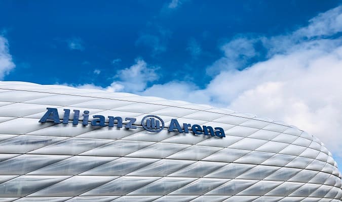A área externa do Allianz Arena em Munique muda de cor dependendo do time que está jogando