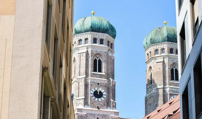 Durante a Segunda Guerra Mundial a Frauenkirche em Munique foi fortemente danificada por ataques aéreos, mas foi mais tarde reconstruída e renovada em várias etapas.