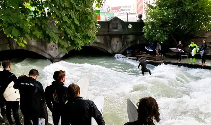 Surfistas aproveitam o rio Eisbach no Englischer Garten para surfar 