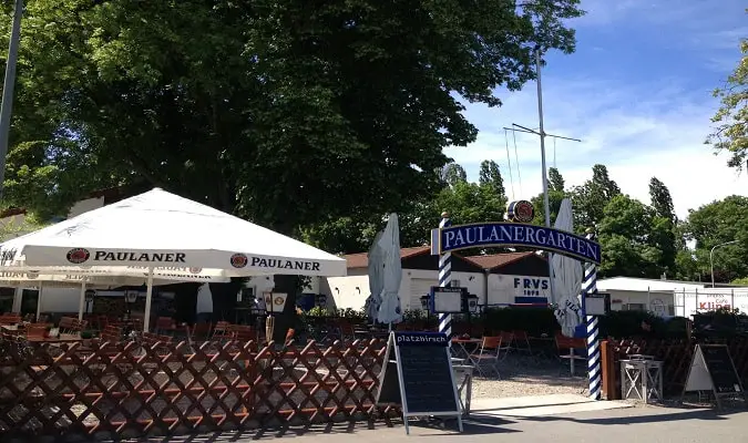 Uma das coisas para fazer no verão em Frankfurt é visitar um Biergarten