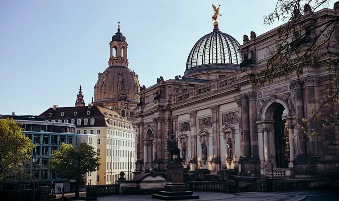 Lindo Centro Antigo e a Frauenkirche em Dresden